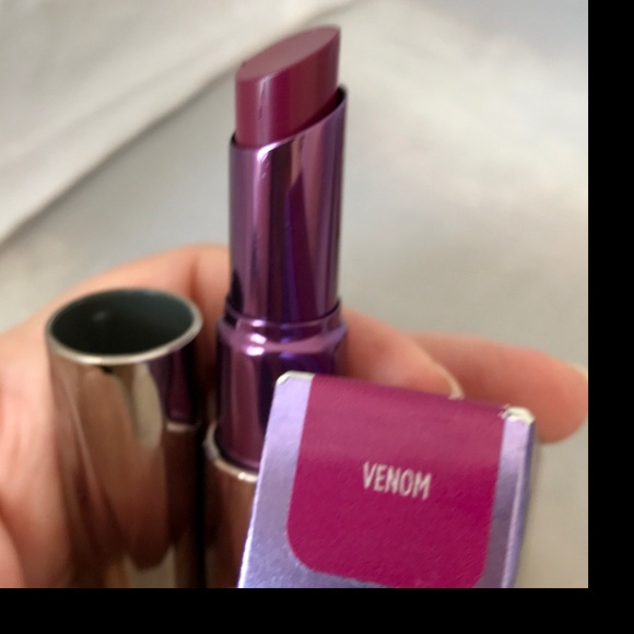 NIB-Urban Decay Revolution Lipstick - Picture 3 of 7